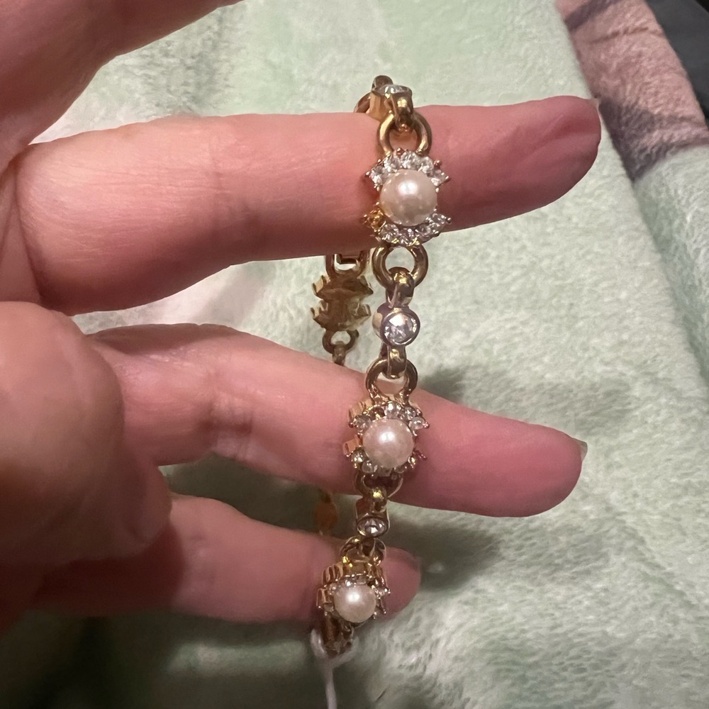 VINTAGE SIGNED MONET GOLD TONE FAUX PEARL RHINESTONE BRACELET